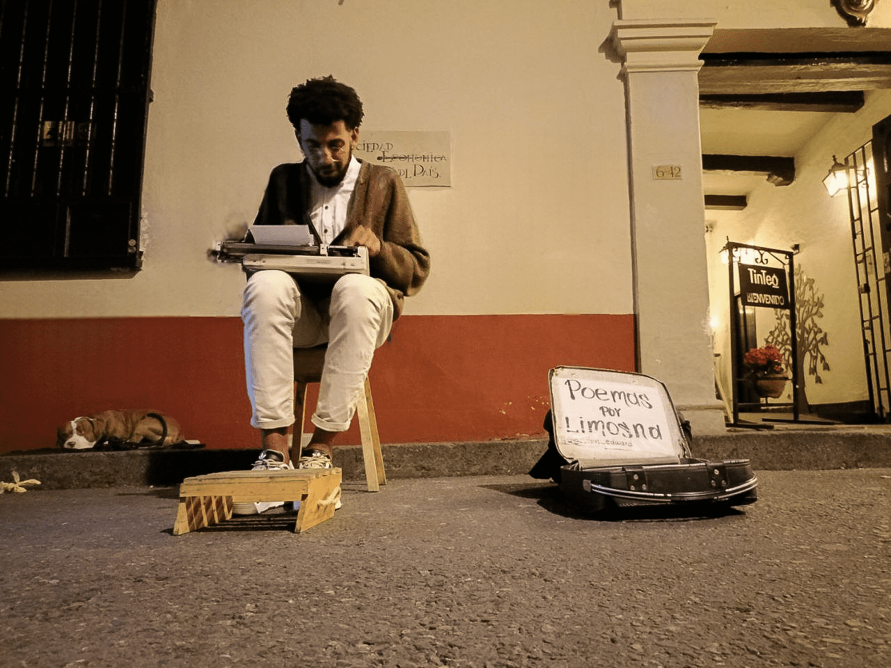 fotografia de un poeta en la calle